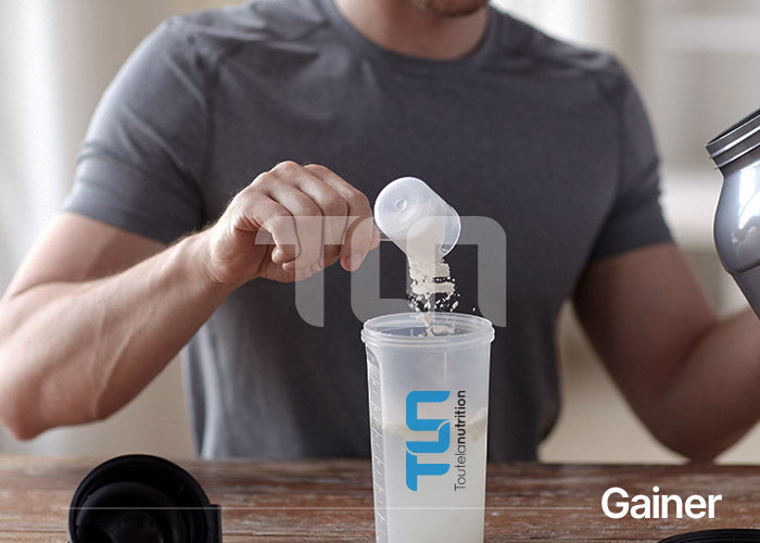 Sportif versant une dose de gainer dans un shaker