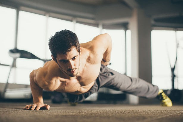 Comment réussir à effectuer des pompes à un bras